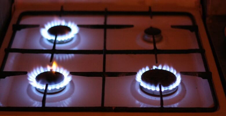 Lý thuyết 4 bếp lửa - bếp gas với 4 đầu lửa, một số đầu đang cháy và một đầu tắt